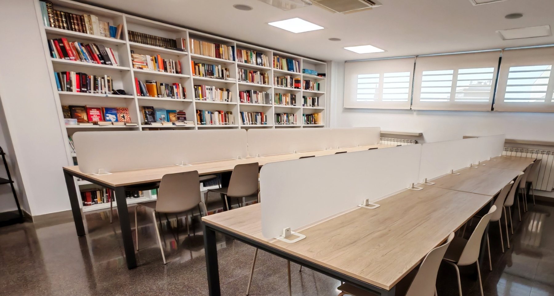 La sala d'estudi del club, amb les taules preparades