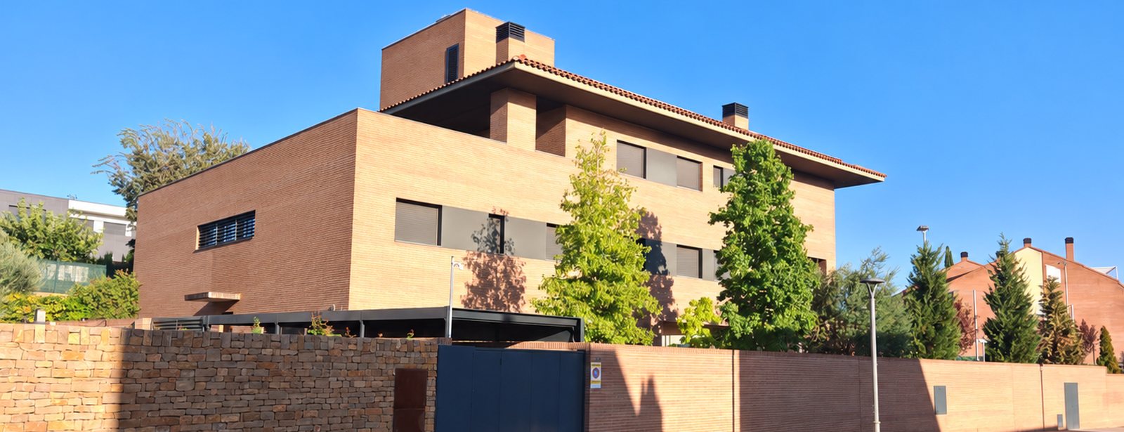 L'edifici del Club Raier vist des del carrer Arquitecte Morera i Gatell